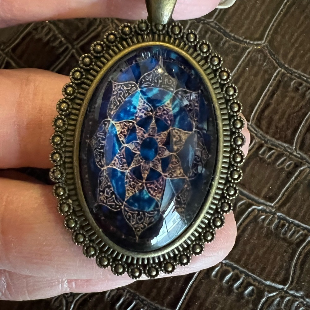 Vintage looking resin necklace with chain